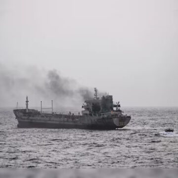 ઓમાન જતા જહાજમાં લાગી આગ, ભારતીય મૂળના 14 ક્રૂ મેમ્બર્સ સવાર, ઈન્ડિયન નેવી પહોંચી મદદે