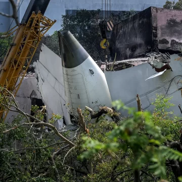 અમદાવાદ પ્લેન ક્રેશ બાદ 112 પાયલટ મેડિકલ લીવ પર ગયા, DGCAએ એર ઈન્ડિયાને પાઠવી નોટિસ