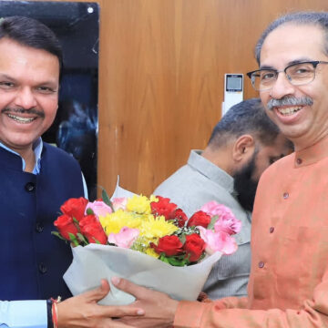 CM ફડણવીસ અને ઉદ્ધવ ઠાકરે વચ્ચે બંધ બારણે બેઠક: મહારાષ્ટ્રના રાજકારણમાં નવી ગતિવિધિઓના સંકેત