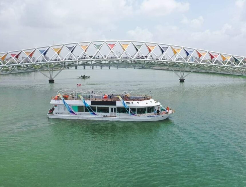 સી-પ્લેન બાદ હવે રિવરફ્રન્ટ ક્રૂઝ સેવા પણ મરણપથારીએ, સાડા ત્રણ કરોડનું નુકસાન; સરકારી બેદરકારી સામે ઉઠ્યા સવાલ