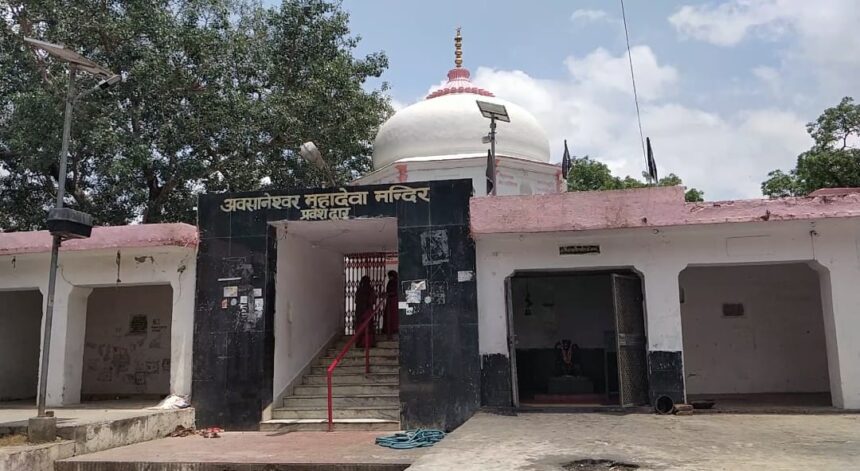 બારાબંકીના ઔસાનેશ્વર મહાદેવ મંદિરમાં વીજકરંટથી નાસભાગ: 2 શ્રદ્ધાળુઓના મોત, 40 ઈજાગ્રસ્ત