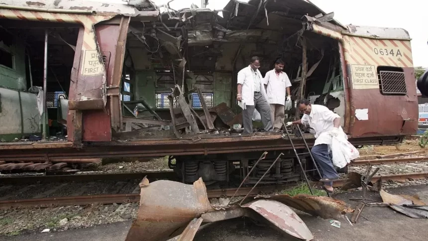 2006 મુંબઈ ટ્રેન બ્લાસ્ટ કેસમાં તમામ 12 આરોપીઓને બોમ્બે હાઈકોર્ટ દ્વારા નિર્દોષ જાહેર કરાયા