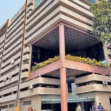 ‘તમે કરો છો શું?’ વરસાદી પાણી ભરાતા AMC કમિશનર અધિકારીઓ પર બગડ્યા