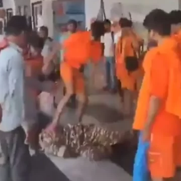 કાવડિયાઓએ મિર્ઝાપુર રેલવે સ્ટેશન પર CRPF જવાનને માર માર્યો, લોકોએ મદદના બદલે વીડિયો ઉતાર્યો