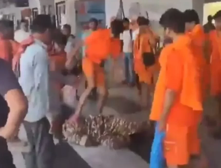 crpfjawanbeatenvideo--1752934559 કાવડિયાઓએ મિર્ઝાપુર રેલવે સ્ટેશન પર CRPF જવાનને માર માર્યો, લોકોએ મદદના બદલે વીડિયો ઉતાર્યો