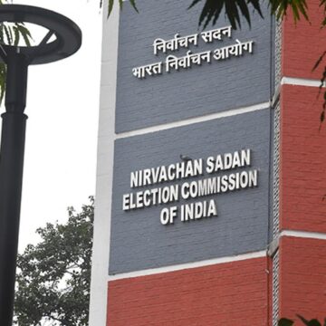 આધાર કાર્ડ, મતદાર ID કે રાશન કાર્ડથી મતદાર પાત્રતા સાબિત નહીં થાય: ચૂંટણી પંચનું સુપ્રીમ કોર્ટમાં નિવેદન