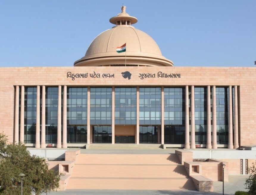 વિધાનસભા કેમ્પસ અને સચિવાલયમાં પ્લાસ્ટિકની બોટલો પર પ્રતિબંધ, કાચની બોટલમાં મળશે પાણી