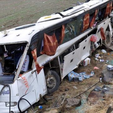 દક્ષિણ ઈરાનમાં ભયંકર રોડ દુર્ઘટના: બસ પલટાતા 21ના મોત, 34 ઘાયલ