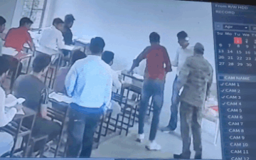 “સર, મેં ચોરી નથી કરી”- વિદ્યાર્થી બોલતો રહ્યો અને IAS અધિકારીએ એક પછી એક લાફા ઝીંક્યા, વીડિયો વાયરલ