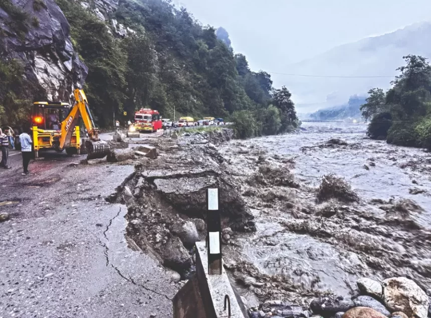 જમ્મુમાં 115 વર્ષનો વરસાદનો રેકોર્ડ તૂટ્યો, હિમાચલમાં રસ્તા-બ્રિજ ધોવાયા, હજારો મુસાફરો ફસાયા