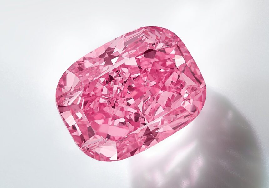 Eternal-pink-diamond દુબઈમાં ફિલ્મી સ્ટાઈલમાં ચોરી: દુનિયાનો સૌથી દુર્લભ ગુલાબી હીરો ચોરાયો, પોલીસએ 8 કલાકમાં કર્યો પર્દાફાશ