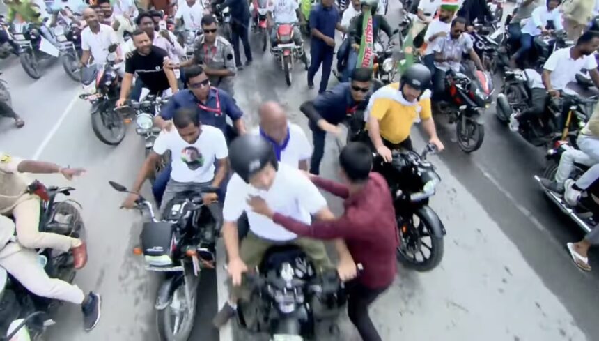 રાહુલ ગાંધીની બાઇક રેલી દરમિયાન સુરક્ષામાં મોટી ચૂક: યુવકે કરી કિસ, કમાન્ડોએ માથે થપ્પડ માર્યો