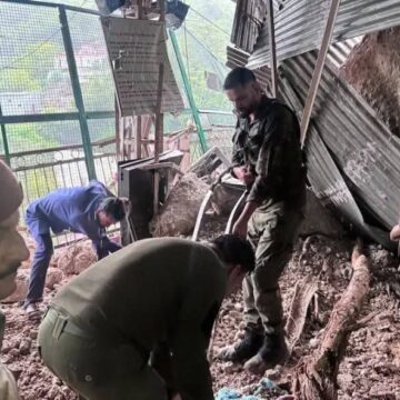 જમ્મુ-કાશ્મીરમાં ભારે વરસાદ અને ભૂસ્ખલન: 36ના મોત, 3,500થી વધુને ખસેડાયા