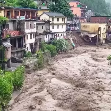 ઉત્તરાખંડમાં કુદરતી કહેર: રુદ્રપ્રયાગમાં વાદળ ફાટતાં તબાહી, 6 લોકો ગુમ અને અનેક વાહનો વહી ગયા