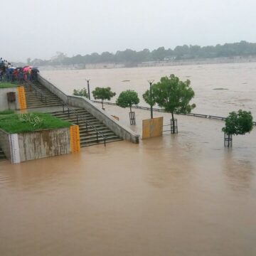 અમદાવાદીઓ માટે એલર્ટ: સાબરમતી નદીમાં ફરી પાણી છોડાયું, સુભાષબ્રિજ પર વ્હાઈટ સિગ્નલ