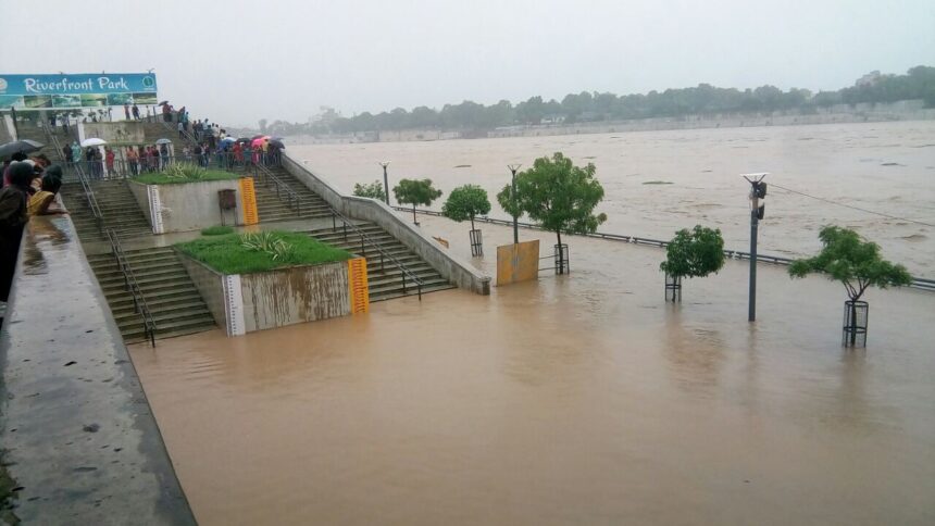 અમદાવાદીઓ માટે એલર્ટ: સાબરમતી નદીમાં ફરી પાણી છોડાયું, સુભાષબ્રિજ પર વ્હાઈટ સિગ્નલ