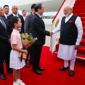 ચીનના તિયાનજિનમાં પહોંચ્યા PM મોદી, SCO સમિટમાં શી જિનપિંગ અને પુતિન સાથે કરશે મુલાકાત