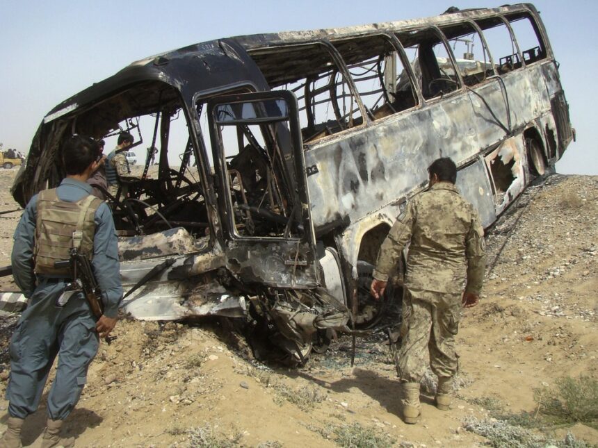 અફઘાનિસ્તાનમાં બસ અકસ્માત બાદ લાગી આગ, 17 બાળકો સહિત 71 લોકોના મોત