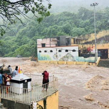 ગિરનાર પર્વત પર 3 ઇંચ વરસાદ, દામોદર કુંડમાં ઘોડાપૂરથી યાત્રાળુઓનો પ્રવેશ બંધ