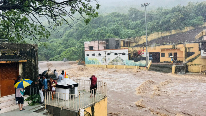 ગિરનાર પર્વત પર 3 ઇંચ વરસાદ, દામોદર કુંડમાં ઘોડાપૂરથી યાત્રાળુઓનો પ્રવેશ બંધ