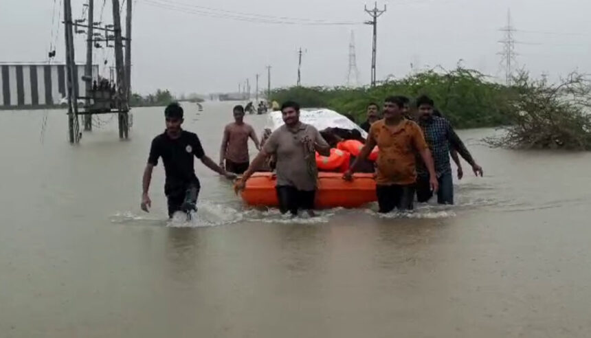 દ્વારકાના ભોગાત ગામે વરસાદી પાણીથી ઘેરાયા 17 લોકો, બોટ દ્વારા સલામત સ્થળે રેસ્ક્યુ
