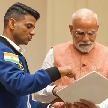 શુભાંશુ શુક્લાએ PM મોદી સાથે મુલાકાત કરી, અંતરિક્ષથી ખેંચેલી ધરતીની તસવીર આપી ભેટ