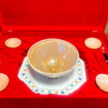 PM મોદીએ જાપાનના વડાપ્રધાનને મૂનસ્ટોન બાઉલ અને પશ્મીના શાલ ભેટમાં આપી