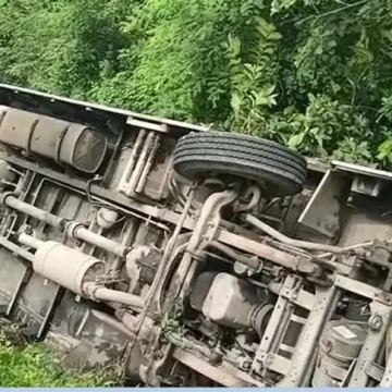 હલ્દ્વાનીમાં સ્કૂલ બસ નાળામાં ખાબકી: 40 વિદ્યાર્થીઓમાં 12 ગંભીર રીતે ઘાયલ