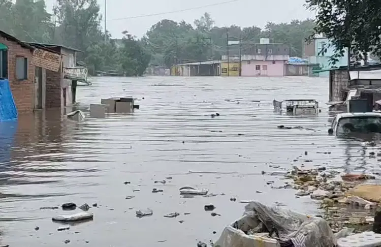 image - 2025-08-30T194404.979 ગોધરામાં ભારે વરસાદી આફત: ઘરો અને દુકાનોમાં પાણી ઘૂસતા લોકો પરેશાન, તંત્ર સામે આક્રોશ