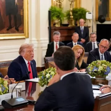 ટ્રમ્પની હોટ માઈક વાતચીત વાયરલ: મેક્રોનને પુતિનનો ડીલ પ્લાન જણાવતા કેદ થયો વીડિયો