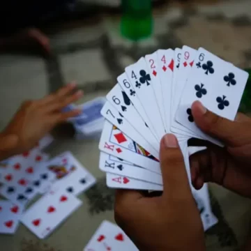 જોધપુર સાતત્ય હાઇટ્સમાં જુગારખાનું પકડાયું: 10 જુગારીઓ રોકડ અને લક્ઝરી કાર સાથે ઝડપાયા