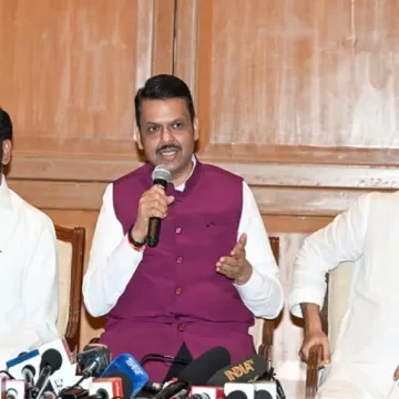 મહારાષ્ટ્ર મહાયુતિમાં તિરાડની અફવા: ફડણવીસે શિંદેના વિભાગ પર જાહેરમાં ઉઠાવ્યો કટાક્ષ