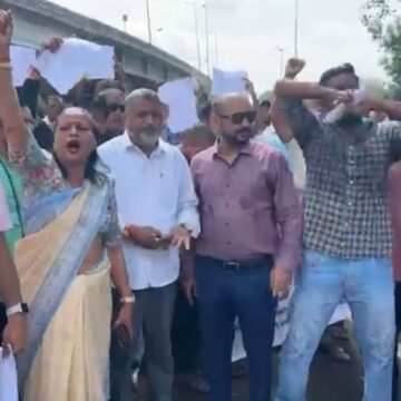 જીએસએફસીના બરતરફ કામદારોએ છ મહિનાથી અટકેલા વેતન મુદ્દે ધરણાં યોજ્યા