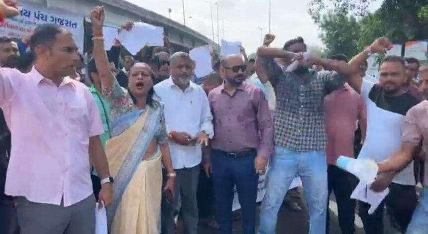 જીએસએફસીના બરતરફ કામદારોએ છ મહિનાથી અટકેલા વેતન મુદ્દે ધરણાં યોજ્યા