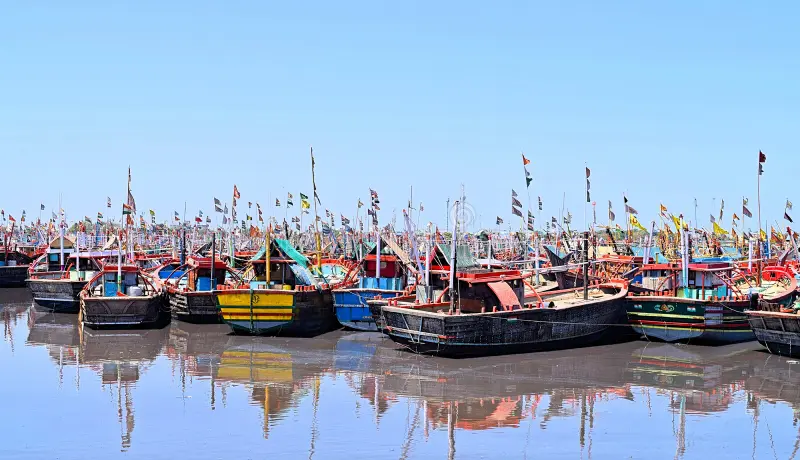 photograph-multiple-colorful-fishing-boats-flags-busy-port-image-captured-veraval-gujarat-india-264804524 જાફરાબાદ દરિયાઈ દુર્ઘટના: બે મૃતદેહ મળ્યા, નવ માછીમારો હજી લાપતા