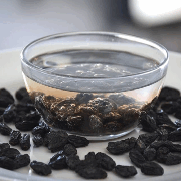 સવારે ખાલી પેટ પીઓ પલાળેલી કાળી કિસમિસનું પાણી, મળશે 6 ચમત્કારી આરોગ્ય ફાયદા