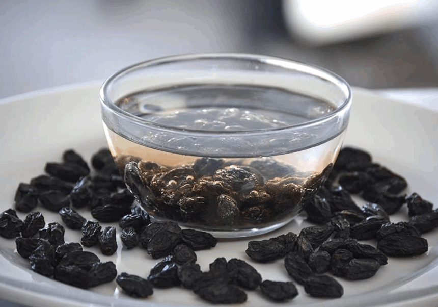 સવારે ખાલી પેટ પીઓ પલાળેલી કાળી કિસમિસનું પાણી, મળશે 6 ચમત્કારી આરોગ્ય ફાયદા