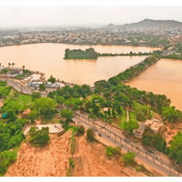 કચ્છનું હમીરસર તળાવ છલકાયું: ભુજ શહેરમાં કચેરીઓ અને શાળાઓને જાહેર રજા