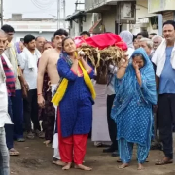 સાવરકુંડલાની પાંચ દીકરીઓએ પિતાને કાંધ આપી અંતિમવિધિ કરી, સમાજને આપ્યો પ્રેરણાદાયક સંદેશ
