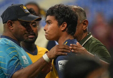 video:-મેચમાં-જીત-બાદ-જ-શ્રીલંકન-ખેલાડીને-મળ્યા-પિતાના-નિધનના-સમાચાર,-દ્રશ્ય-જોઈ-હૈયું-ધ્રુજી-જશે