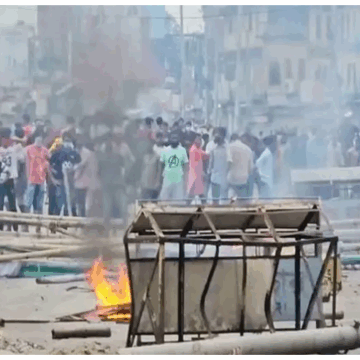 બાંગ્લાદેશમાં હિંસા ભડકી: સૂફી સંતનું મૃતદેહ કબરમાંથી બહાર કાઢી આગ લગાવાઈ, 100થી વધુ ઈજાગ્રસ્ત