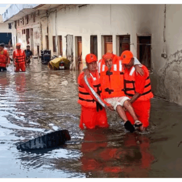 ડૂબતા પંજાબમાં 2,000 ગામ જળબંબાકાર, હિમાચલમાં વરસાદ-ભૂસ્ખલનથી ભારે તારાજી