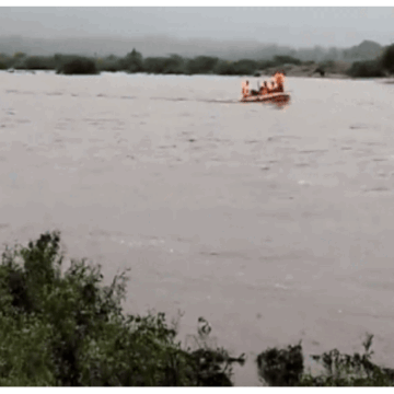 અમદાવાદમાં વરસાદનું ઝળહળતું કહેર: વાસણા બેરેજ ખુલ્લા, બોપલમાં દિવાલ પડી