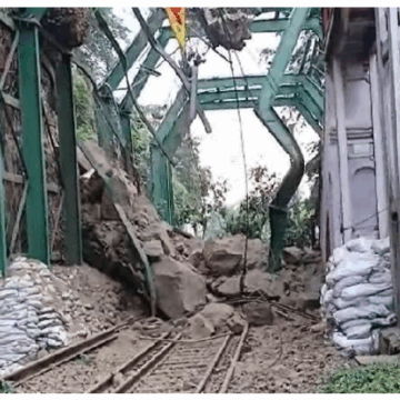 હરિદ્વારમાં મનસા દેવી હિલ્સમાં ભૂસ્ખલન, રેલવે ટ્રેકને નુકસાન થતાં ટ્રેન વ્યવહાર ઠપ