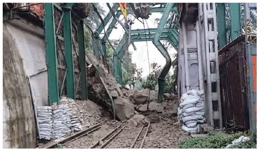 હરિદ્વારમાં મનસા દેવી હિલ્સમાં ભૂસ્ખલન, રેલવે ટ્રેકને નુકસાન થતાં ટ્રેન વ્યવહાર ઠપ