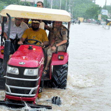 ગુજરાતમાં મેઘરાજાની તોફાની બેટિંગ: કચ્છમાં 12.48 ઇંચ, બનાસકાંઠા-પાટણમાં રેડ એલર્ટ