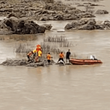 હિંમતનગરમાં કોઝવે પસાર કરતી વખતે મહિલા નદીમાં તણાઈ, ફાયર વિભાગની ટીમ રેસ્ક્યૂમાં તત્પર