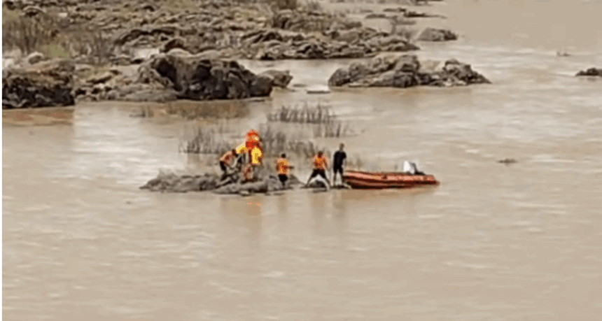 હિંમતનગરમાં કોઝવે પસાર કરતી વખતે મહિલા નદીમાં તણાઈ, ફાયર વિભાગની ટીમ રેસ્ક્યૂમાં તત્પર