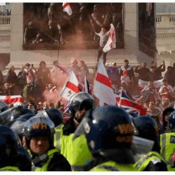 લંડનમાં 1.10 લાખથી વધુ લોકોના એન્ટી-ઈમિગ્રેશન દેખાવ, પોલીસ પર હુમલાના અહેવાલો વચ્ચે ભારે સુરક્ષા ગોઠવણ