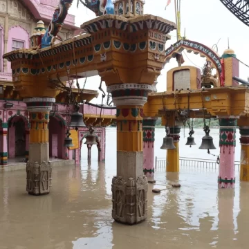 વૃંદાવનમાં યમુના નદીનું રૌદ્ર સ્વરૂપ, સંત પ્રેમાનંદ મહારાજે કહ્યુ – ‘આ કુદરતી આપત્તિ નથી, પ્રકૃતિનો ભાગ છે’